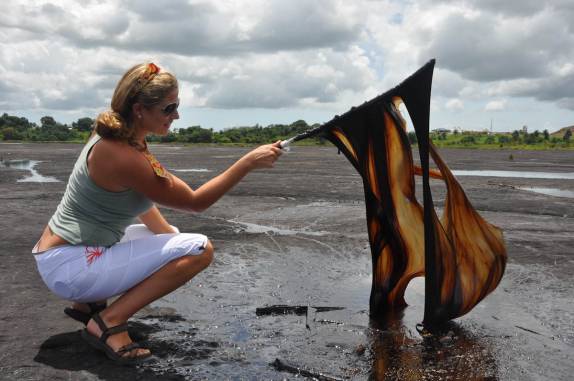 Brincando com o piche do Pitch Lake, região de San Fernado, em Trinidad e Tobago
